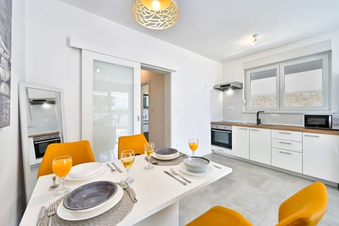 Deluxe Apartment, 1 Bedroom, Terrace | Dining room