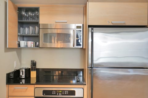 Full-size fridge, microwave, oven, stovetop