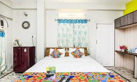 Deluxe Room, 1 Double Bed | Desk