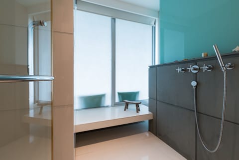 2-Bedroom Condo | Bathroom | Deep soaking tub, free toiletries, hair dryer