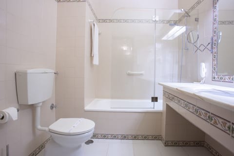 Bathtub, free toiletries, hair dryer, bidet