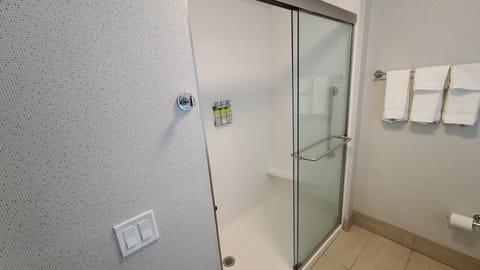 Combined shower/tub, free toiletries, towels, soap