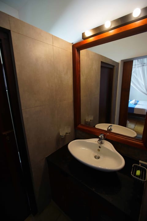 Superior Room, 1 King Bed | Bathroom | Bidet, towels