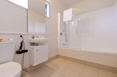 Apartment, 2 Bedrooms | Bathroom | Combined shower/tub, free toiletries, hair dryer, towels