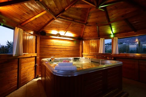 Indoor spa tub