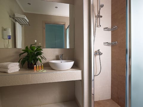 Superior Room, Garden View | Bathroom | Hair dryer, towels