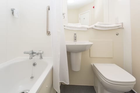 Double Room | Bathroom | Shower, free toiletries, hair dryer, towels