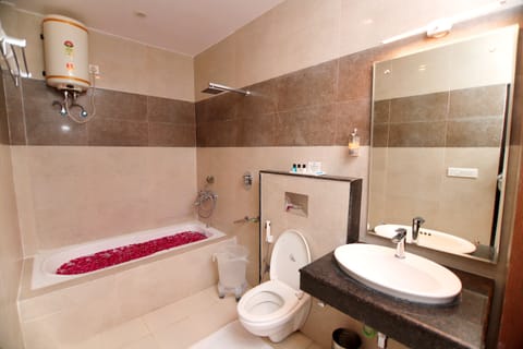 Honeymoon Suite, 1 King Bed | Bathroom | Free toiletries, bathrobes, towels