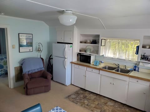 Comfort Cottage, Private Bathroom, Ocean View (Bay Cottage) | Private kitchen