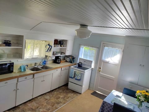 Comfort Cottage, Private Bathroom, Ocean View (Bay Cottage) | Private kitchen