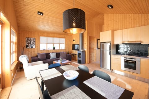 Holiday Cabin | Private kitchen | Fridge, oven, stovetop, coffee/tea maker