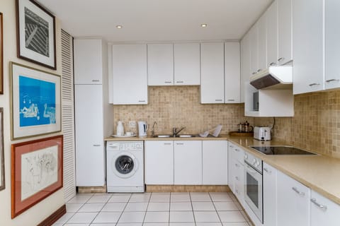 Premier Apartment, 1 Queen Bed, Ocean View | Private kitchen | Fridge, microwave, oven, stovetop