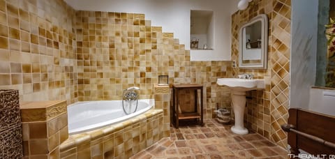 Suite, 2 Bedrooms, Non Smoking (Michel-Ange) | Bathroom | Hair dryer, towels, shampoo, toilet paper