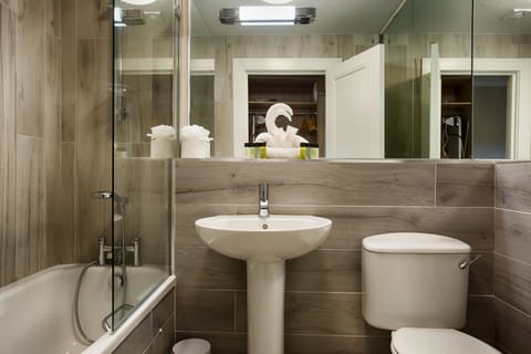Triple Room | Bathroom | Combined shower/tub, free toiletries, hair dryer, towels