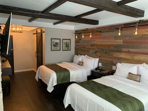 Deluxe Suite, Multiple Beds | In-room safe, rollaway beds, free WiFi, bed sheets