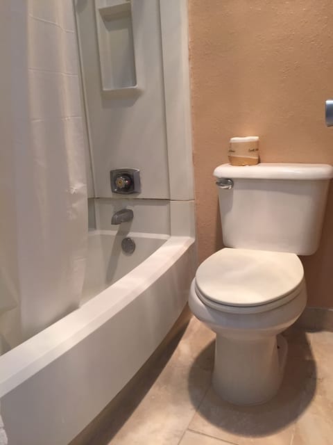 Room, Non Smoking | Bathroom | Combined shower/tub, free toiletries, hair dryer, towels