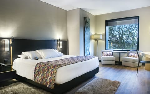 Standard Room, 1 King Bed | Premium bedding, pillowtop beds, minibar, in-room safe