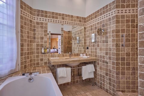 Prestige Suite | Bathroom | Free toiletries, hair dryer, bathrobes, slippers