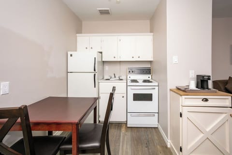 Suite, 2 Double Beds, Non Smoking, Kitchen | Private kitchen | Fridge, microwave, coffee/tea maker