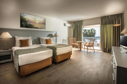 Standard Room, Sea View | Free minibar, in-room safe, desk, free cribs/infant beds