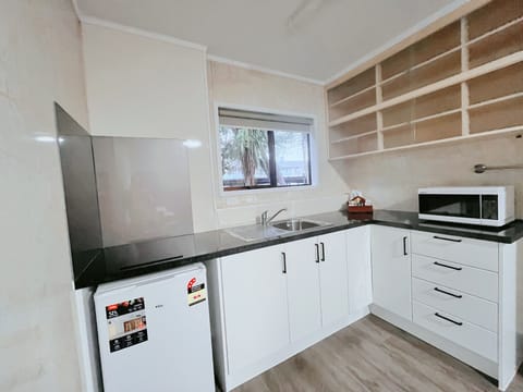 Queen Studio | Private kitchen | Fridge, microwave, stovetop, cookware/dishes/utensils