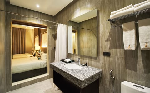 Deluxe Twin Room | Bathroom sink