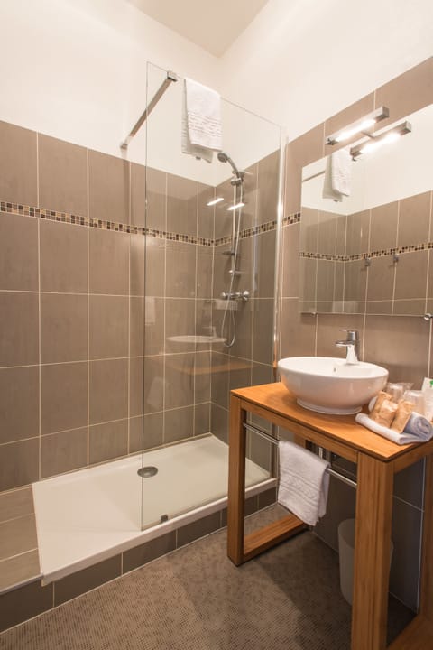 Chambre Triple Confort | Bathroom | Shower, free toiletries, hair dryer, towels