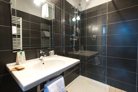 Comfort Quadruple Room | Bathroom | Shower, free toiletries, hair dryer, towels