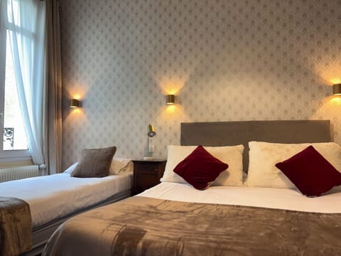 Chambre Triple Confort | Individually decorated, individually furnished, desk, blackout drapes