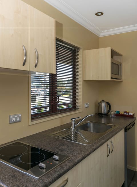 Deluxe Studio | Private kitchenette | Fridge, microwave, stovetop, coffee/tea maker