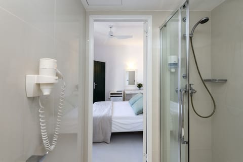 Single Room | Bathroom | Shower, hydromassage showerhead, free toiletries, hair dryer