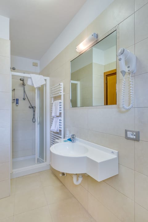 Standard Single Room | Bathroom | Shower, rainfall showerhead, free toiletries, hair dryer