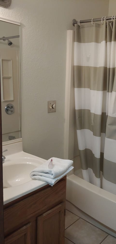 Room, 1 Queen Bed | Bathroom | Combined shower/tub, free toiletries, hair dryer, towels