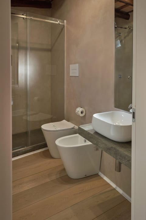 Romantic Room, 1 Double Bed | Bathroom | Shower, free toiletries, hair dryer, bidet