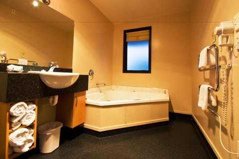 Two Bedroom Spa Apartment (2) | Bathroom | Shower, free toiletries, hair dryer, towels