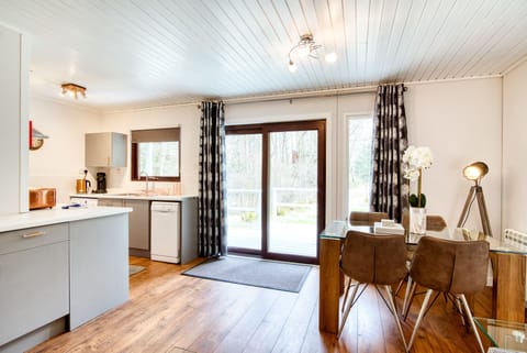 Chalet | Private kitchen | Fridge, microwave, oven, stovetop