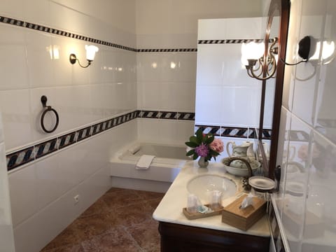 Deluxe Double Room, 1 Queen Bed (Kandinsky) | Bathroom | Shower, free toiletries, hair dryer, towels