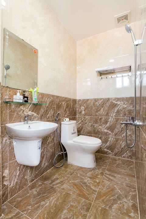 Apartment, 1 Bedroom | Bathroom | Shower, slippers, bidet, towels