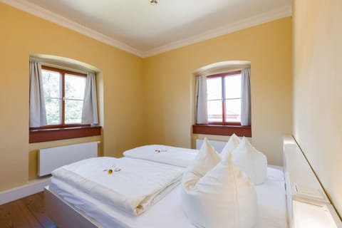 Suite, Garden View | Hypo-allergenic bedding, desk, free WiFi, bed sheets