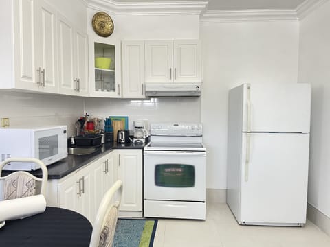 Classic Studio, 1 Queen Bed with Sofa bed | Private kitchen | Full-size fridge, microwave, oven, stovetop