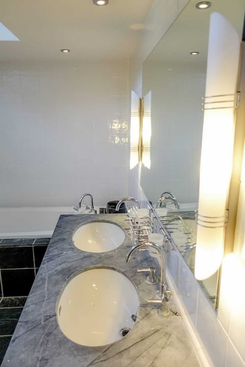 Pavillion Suites | Bathroom | Free toiletries, towels