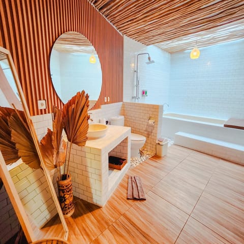 Deluxe Room | Bathroom | Shower, free toiletries, bidet, towels