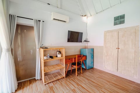 Deluxe Room | 1 bedroom, in-room safe, desk, free WiFi