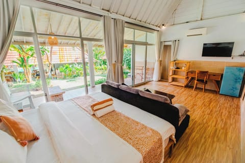 Deluxe Room | 1 bedroom, in-room safe, desk, free WiFi