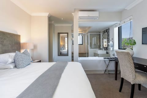 Sky Residence (Harbour Square) | Premium bedding, in-room safe, rollaway beds, free WiFi