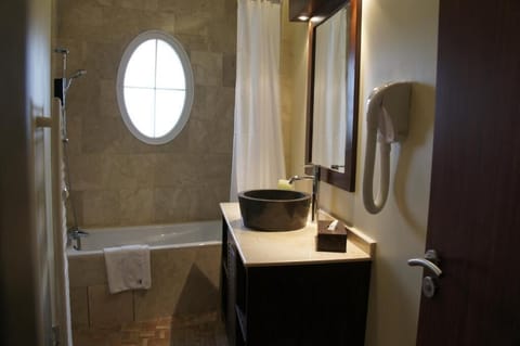 Superior Triple Room | Bathroom