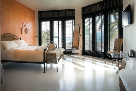 Junior Suite with Sea View | In-room safe, free WiFi, bed sheets