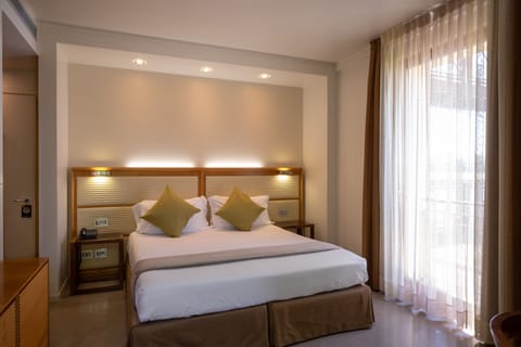 Deluxe Double Room | Minibar, in-room safe, desk, laptop workspace