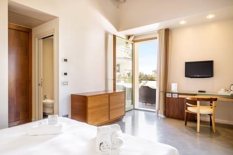 Suite with Hot Tub and Terrace | Minibar, in-room safe, desk, laptop workspace