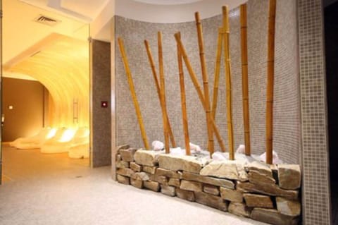 Couples treatment rooms, sauna, hot tub, steam room, Turkish bath